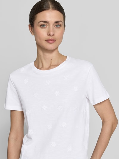 Kobiece modelka nosi T-Shirt mit Rundhalsausschnitt von Jake*s Casual z bawełny, prosty krój, fakturowany wzór, długość tyłu 51 cm, zbliżenie na górną część ciała.