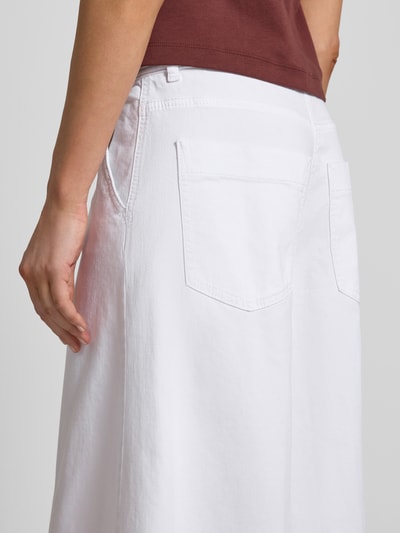 Kobieta nosi Wide Fit Jeans in verkürzter Passform Modell 'Ella' od MAC, elastyczna mieszanka bawełny, białe, tylne kieszenie, detal, szerokość w rozmiarze 36: 41 cm, długość wewnętrzna nogawki 58 cm, zdjęcie z tyłu, zbliżenie na dolną część pleców