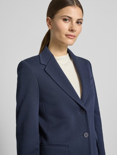 Frauenmodel trägt Regular Fit Blazer aus Baumwoll-Mix Modell 'GINNASTA' von Weekend Max Mara, Optik: Unifarben, Reverskragen, 2-Knopf-Verschluss, Label-Applikation, Ärmelform: Langarm, Pattentaschen, Material: Baumwoll-Mix, Nahaufnahme Oberkörper.