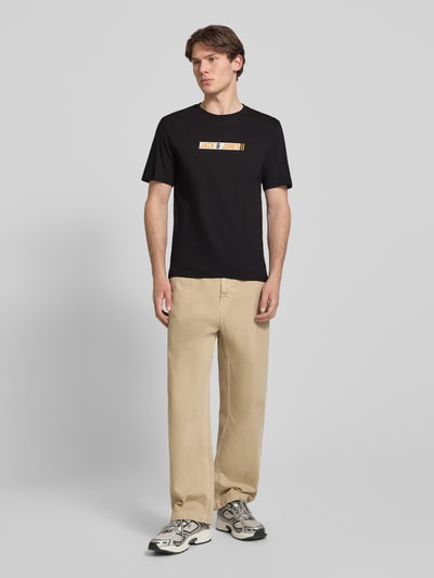 Mannenmodel draagt Regular Fit T-shirt met logoprint model 'Munk' van JACK & JONES, puur katoen, ruglengte maat M 74 cm, geheel vooraanzicht