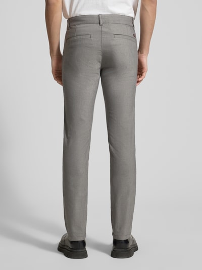 Męski model nosi Slim Fit Chino aus Baumwoll-Mix mit Leinen und Viskose-Anteil Modell 'Chino-Slim-2' od BOSS Orange, odcień denim, krój slim fit, średni stan, łatka z logo, zapięcie na guzik i kryty suwak, boczne kieszenie skośne, tylne kieszenie, tkanina twill, perspektywa: pełny widok sylwetki od tyłu.