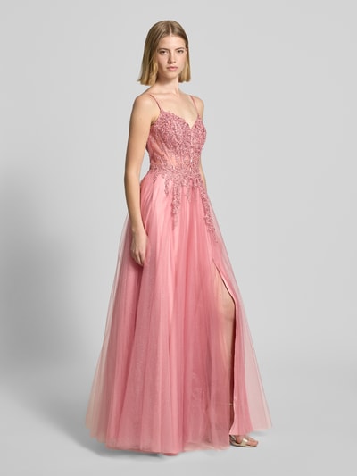 Kobiece model prezentuje długa sukienka Maxikleid mit Spitze und Gehschlitz od Luxuar z tiulu, taliowany fason, koronka, sukienka gorsetowa, rozporek, cienkie ramiączka, głęboki dekolt na plecach, długość tyłu w rozmiarze 36: 121 cm, szerokość klatki piersiowej w rozmiarze 36: 38 cm; widok całej sylwetki od przodu.