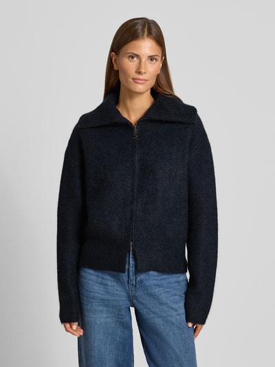 Frauenmodel trägt Strickjacke aus Mohair-Mix mit Label-Detail Modell 'Hulda' von MOS MOSH in Dunkelblau, lockere Passform, Nahaufnahme Oberkörper.