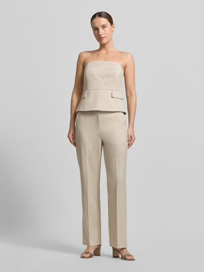 Frauenmodel trägt Hose aus Viskose-Mix mit Bügelfalten von comma in Beige, gerade Form, glatte Textur, Regular Fit, Ganzkörperansicht von vorne.