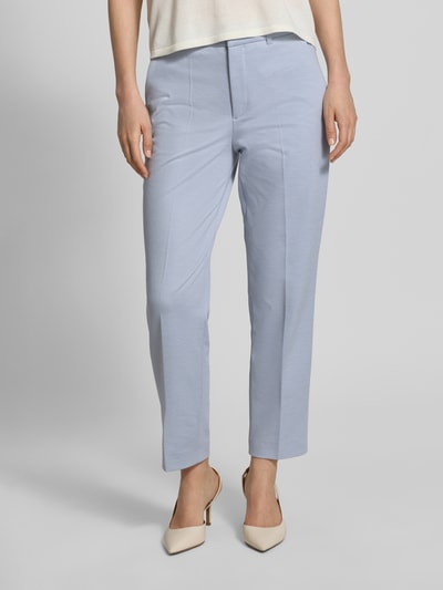 Kobieta nosi Hose mit Bügelfalten und Gesäßtaschen Modell 'SEARCH' od Drykorn, materiał z domieszką wiskozy, krój slim fit, jasnoniebieskie, gładka tekstura, szerokość w rozmiarze 27/34: 68 cm, długość nogawki od wewnątrz w rozmiarze 27/34: 28 cm, widok całej sylwetki z przodu.