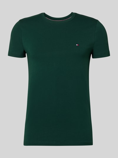Produktfoto, Slim Fit T-Shirt aus Baumwoll-Mix von Tommy Hilfiger, efekt: jednolity kolor, detal z logo, okrągły dekolt, krótki rękaw, mieszanka bawełny