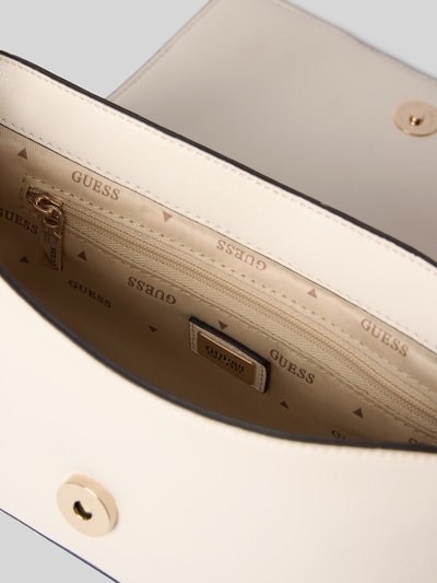 Produktfoto, Shoulder Bag mit Logo-Detail Modell 'Ruby' von GUESS in cremefarben mit Überschlag, Magnetverschluss und GUESS Futter, Leder-Optik