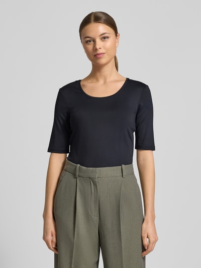 Frauenmodel trägt Slim Fit T-Shirt mit Rundhalsausschnitt von Christian Berg Woman, Elastischer-Material-Mix, Halbarm, dunkel, Ganzkörperansicht von vorne. Rückenlänge bei Größe S: 52 cm.