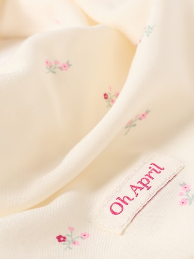 Produktfoto, Szal aus reiner Viskose mit Logo-Patch Modell 'Nevi' von OH APRIL, kremowy kolor, kwiatowy nadruk na całej powierzchni, trójkątny kształt, szerokość w rozmiarze 1: 25 cm, długość w rozmiarze 1: 120 cm, miękka tekstura