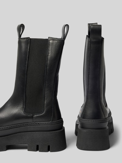 Produktfoto, Stiefel aus echtem Leder mit Logo-Detail von Copenhagen, schwarze Farbe, abgerundete Passform, profilierte Sohle, Absatzhöhe 5 cm, Schafthöhe 24 cm, Schaftweite 12 cm