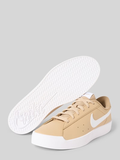 Produktfoto, Sneaker mit Label-Detail von Nike, beige mit weißer Sohle und weißem Logo, Herren Sneaker von Nike, glatte Textur