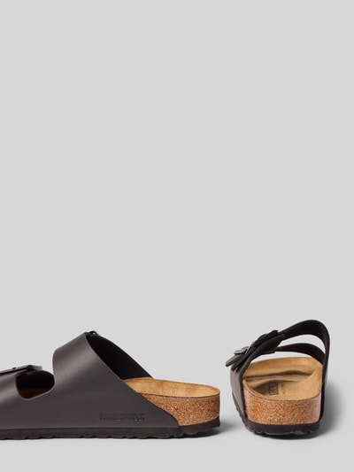 Produktfoto, Hausschuhe in Leder-Optik Modell 'Arizona' von Birkenstock, schwarz, offene Ferse, abgerundete Passform, Absatzhöhe 3 cm, Damen