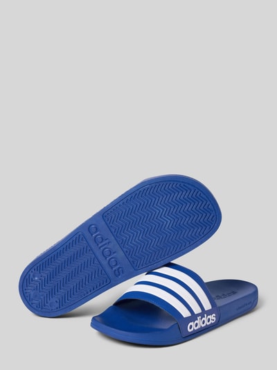 Productfoto, Badeschuhe mit Kontraststreifen van adidas Sportswear, unikleuren blauw, afgeronde neus, platte hak, gestructureerde zool