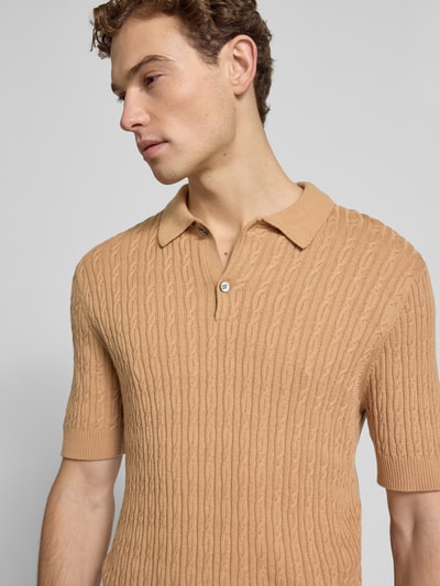 Männermodel trägt Slim Fit Kurzarm Pullover mit Kaschmir-Anteil in Strick-Optik von FTC-Cashmere, Beige, Nahaufnahme Oberkörper.