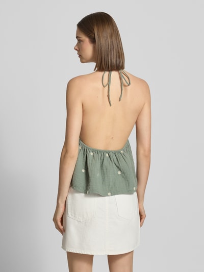 Frauenmodel trägt Crop Top aus reiner Baumwolle Modell 'THYRA RIO' von Only in Optik: Unifarben mit Stickerei, Länge: Cropped, Rückenfrei, Ganzkörperansicht Rückansicht.