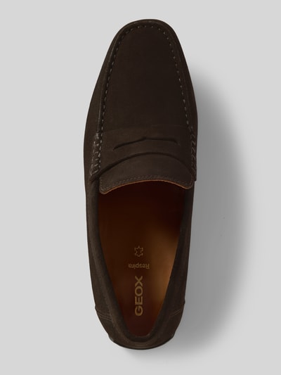 Produktfoto, Loafers aus Leder Modell 'KOSMOPOLIS RIP' von Geox in Dunkelbraun, Schlupfform, profilierte Sohle, Absatzhöhe 3 cm, Schafthöhe 6 cm, Schaftweite 5 cm, glatte Textur und dezente Ziernähte.