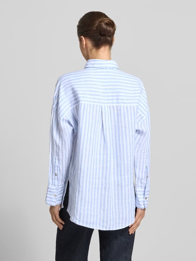 Frauenmodel trägt Relaxed Fit Leinenbluse im Allover-Look von Christian Berg Woman in Hellblau und Weiß mit Hemdblusenkragen, Rückenlänge 74 cm, Ärmellänge 47 cm, reine Leinen-Textur, Ganzkörperansicht Rückansicht.