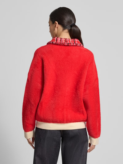 Vrouwenmodel draagt Boxy Fit Strickjacke met Ripp-Bündchen Modell 'JOILU' van Essentiel Antwerp in colorblocking met geruite overhemdkraag, contrasterende details, gebreide structuur, lange mouwen, geribde boorden en opgezette steekzakken, achteraanzicht volledige lichaamsopname.