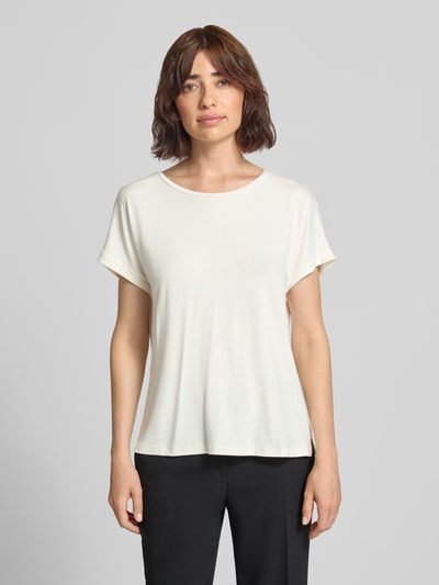 Frauenmodel trägt T-Shirt aus Viskose-Mix mit Rundhalsausschnitt von Christian Berg Woman, Farbe creme, Regular Fit, Nahaufnahme Oberkörper.