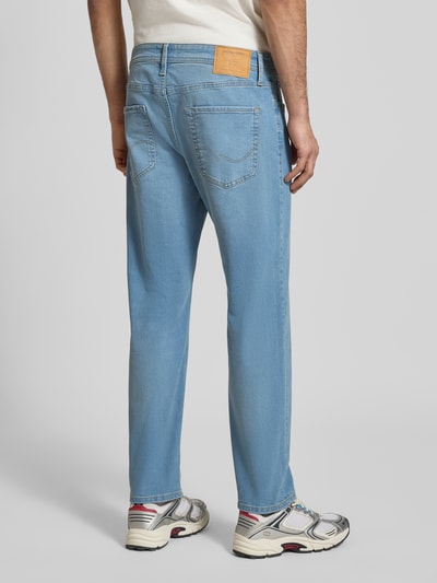 Männermodel trägt Straight Fit Jeans im 5-pocketmodel Model 'Clark' van JACK & JONES in katoenmix, lichtblauw, bandwijdte 44 cm, binnenbeenlengte 72 cm, knoop- en ritssluiting, ganzkörperansicht rückansicht.