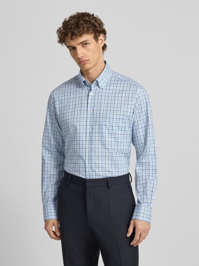 Männermodel trägt Regular Fit Business Hemd aus Baumwolle mit Button-Down-Kragen von Eterna, kariert, Knopfleiste, Brusttasche, Ganzkörperansicht von vorne. Rückenlänge 80 cm, Schulterbreite 46 cm, Ärmellänge 64 cm bei Größe 40.