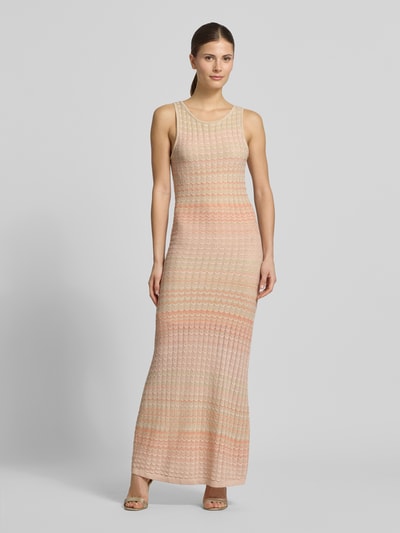 Kobiece model nosi sukienkę z dzianiny z mieszanki wiskozy, dopasowany krój slim fit, długa sukienka, model 'ROSALYN' od Guess, okrągły dekolt, bez rękawów, wycięcie w kształcie łezki na plecach, długość tyłu w rozmiarze S: 150 cm, szerokość w rozmiarze S: 31 cm, pastelowe odcienie, widok całej sylwetki z przodu.