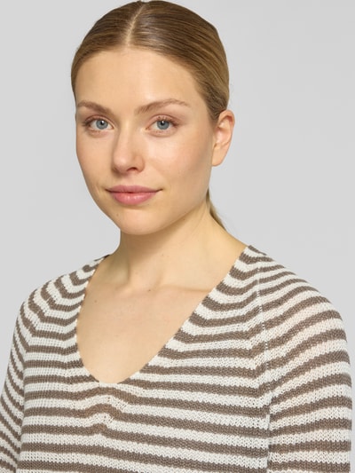 Vrouwenmodel draagt T-Shirt uit linnen met V-hals van Fynch-Hatton, regular fit, allover-look, beige-wit gestreept, close-up bovenlichaam