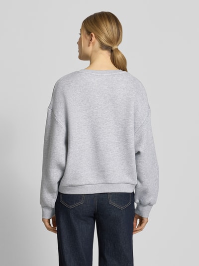 Frauenmodel trägt Oversized Sweatshirt mit Rundhalsausschnitt von Lanius im Baumwoll-Material-Mix und Label-Stitching, Ganzkörperansicht Rückansicht.