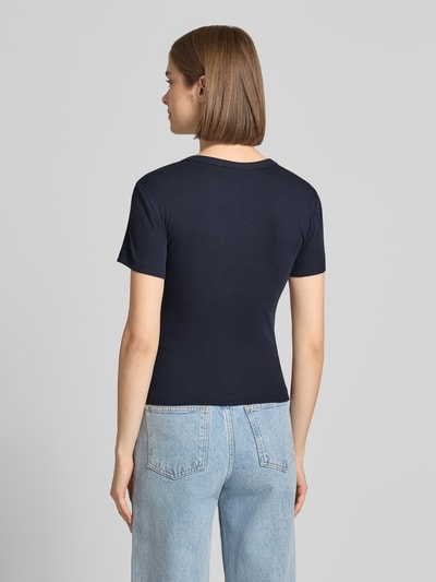 Frauenmodel trägt Regular Fit T-Shirt aus Baumwoll-Mix Modell 'VAL' von ONLY, dunkelblau, glatte Oberfläche, Damen T-Shirt, Ganzkörperansicht Rückansicht.