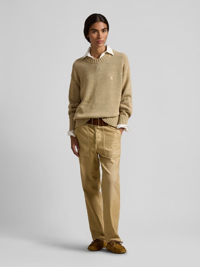Frauenmodel trägt Regular Fit Strickpullover aus reiner Baumwolle von Polo Ralph Lauren in Beige mit Logo-Stitching, Ganzkörperansicht von vorne.