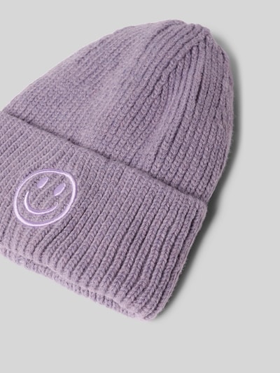 Produktfoto, Mütze mit Motiv-Stitching Modell 'Smiley Hat' von Kurt Beines in Flieder, grob gestrickter Material-Mix mit breitem Umschlag. Damen Mütze.