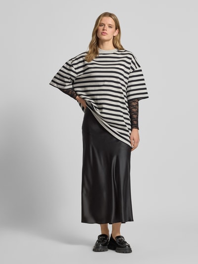 Frauenmodel trägt Satinrock mit elastischem Bund von Gina Tricot, Satin, Gerader-Schnitt, Maxirock, schwarze Farbe, Ganzkörperansicht von vorne.
