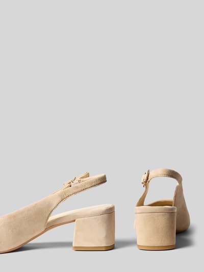 Produktfoto, Slingbacks aus echtem Veloursleder Modell 'MARTA' von Vagabond, Optik: Unifarben, Schuhspitze spitz, Blockabsatz, Dornschließe, leicht strukturierte Sohle, Materialverarbeitung: Velours, Material: Echtleder, beige Farbtöne, weiche, matte Textur.