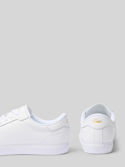 Produktfoto, Sneaker aus echtem Rindsleder von Lacoste, Damen Sneaker, weiß, glatte Oberfläche, goldenes Logo, klar umrissene Form.