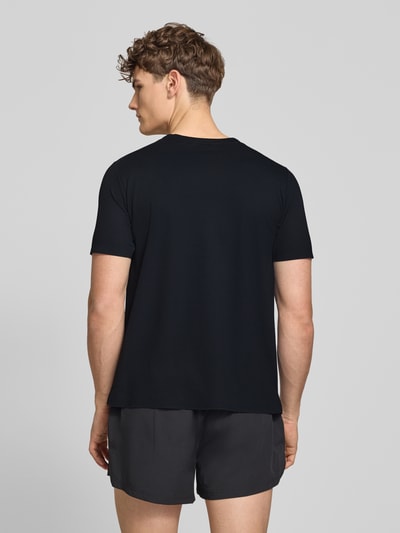 Männermodel trägt schwarzes T-Shirt mit Strukturmuster Modell 'TELLER TEE' von Ellesse, Regular Fit, Rückansicht, Ganzkörperansicht.