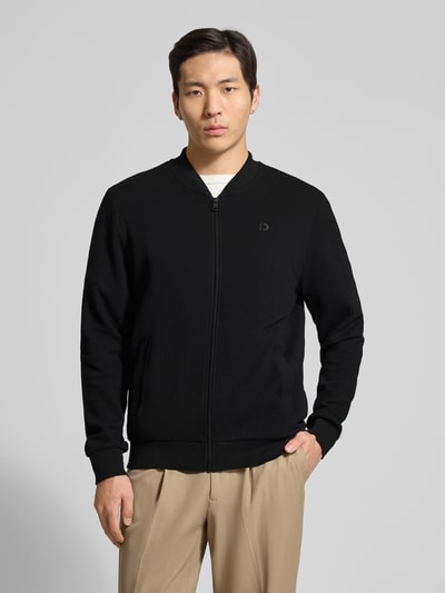 Mannelijk model draagt Regular Fit Sweatjacke aus reiner Baumwolle van Joop!, look: effen kleuren, regular fit, ritssluiting, logopatch, collegekraag, ronde hals, lange mouw, mouwboord en rompzoom geribd, materiaalverwerking: puur katoen, Ganzkörperansicht van voren.