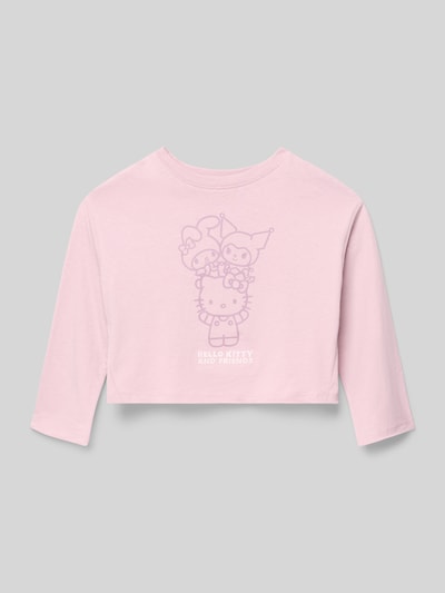 Mädchen trägt Longsleeve mit Motiv-Print von Mango in Rosa, Reine Baumwolle, Regular-Fit, Gerippter Rundhalsausschnitt, Ganzkörperansicht von vorne. Rückenlänge bei Größe 116: 33 cm.
