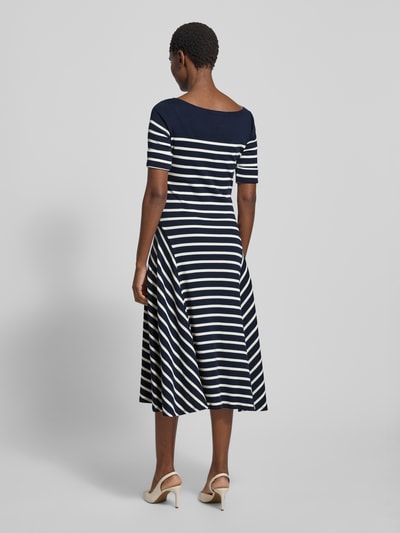 Frauenmodel trägt Midikleid mit U-Boot-Ausschnitt Modell 'MUNZIE' von Lauren Ralph Lauren, dunkelblau mit weißen Streifen, Ganzkörperansicht Rückansicht. Reine Baumwolle, A-Linie, Ärmel mit Aufschlag, Rückenlänge 115 cm, Brustweite 39 cm, Ärmellänge 28 cm.
