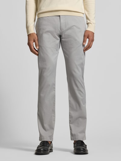 Männermodel trägt Fein strukturierte Chino mit Gesäßtaschen von bugatti in Hellgrau, Baumwoll-Mix, Regular Fit, Ganzkörperansicht von vorne