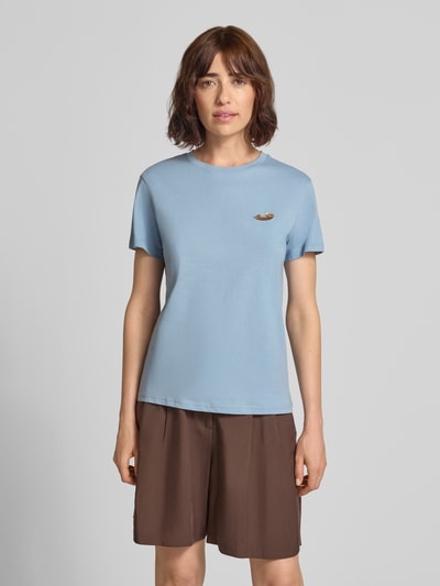 Modelka kobieca ma na sobie Damski t-shirt z haftem i okrągłym dekoltem od Jake*s Casual, czysta bawełna, krój regular fit, długość tyłu 59 cm w rozmiarze S, widok całej sylwetki z przodu.
