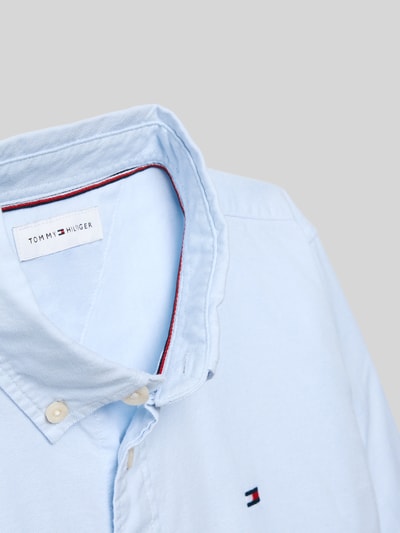 Productfoto, Regular Fit Hemd aus Baumwoll-Mix van Tommy Hilfiger Teens in effen lichtblauw katoenmix met gestikt logo en button-downkraag.