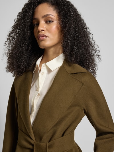 Frauenmodel trägt Relaxed Fit Wollmantel mit Seiden-und Kaschmir-Anteil Modell 'MSTCLES' von Max Mara Studio, Optik: Unifarben, Reverskragen, Taillengürtel, Gehschlitz, Langarm, seitliche Eingrifftaschen, Schurwoll-Mix, Nahaufnahme Oberkörper.