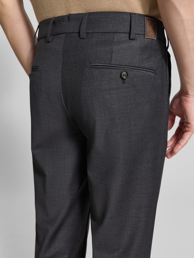 Männermodel trägt Straight Fit Stoffhose mit Woll-Anteil von g1920, Elastischer-Material-Mix, Gesäßtaschen, Detailaufnahme Rückansicht
