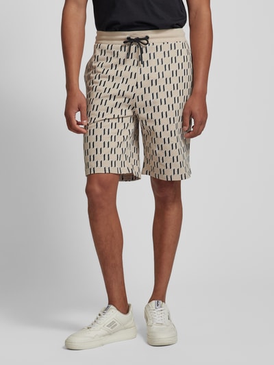 Karl Lagerfeld Regular Fit Sweatshorts mit Allover-Label-Print Beige 4