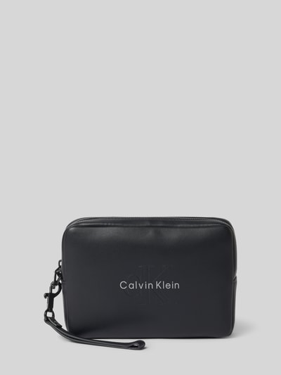 Produktfoto, schwarze Henkeltasche mit Label-Prägung von CK Calvin Klein für Herren, glatte Oberfläche auf hellgrauem Hintergrund.