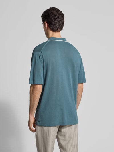 Männermodel trägt Regular Fit Poloshirt aus Baumwolle von CRUNA, krój regular fit, polokragen, strick-optik, szaroniebieski, całkowity widok z tyłu.