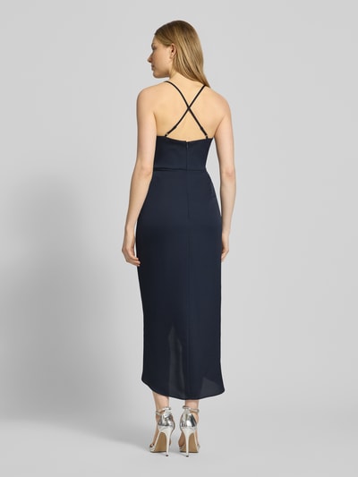 Frauenmodel trägt Cocktailkleid aus Satin in Wickel-Optik von V by Vera Mont, Dunkelblau, Gerader-Schnitt, Midikleid, Spaghettiträger, Rückenlänge 122 cm bei Größe 36, Brustweite 36 cm, Ganzkörperansicht Rückansicht.