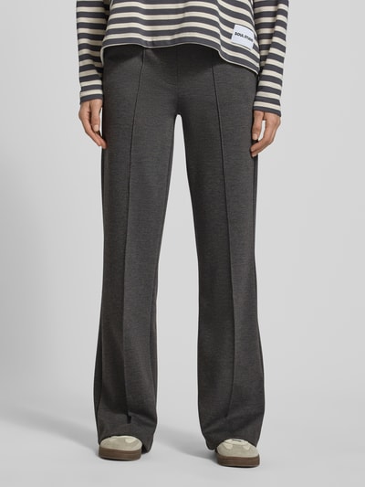 Vrouwenmodel draagt Hose mit Längsnähten und elastischem Bund van Smith and Soul, materiaalmix met viscose, regular fit, donkergrijs, deelnaden, elastische band, binnenbeenlengte maat S 80 cm, bandwijdte maat S 37 cm, voorkant detailopname.