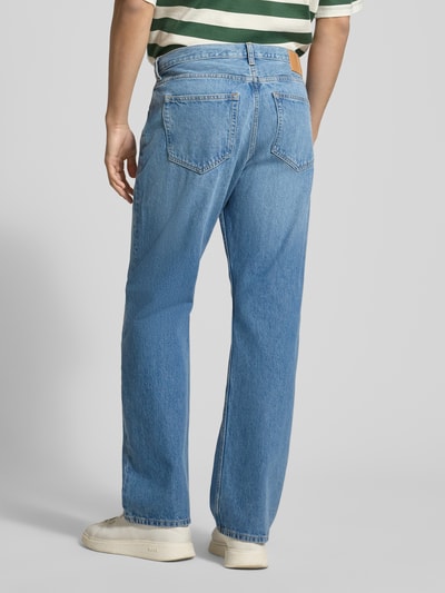 Mannenmodel draagt Jeans im Used-Look Modell 'Type 2' van Wood Wood, relaxed fit, katoen, blauwe kleur, zichtbare steekzakken, achteraanzicht volledige lichaam.