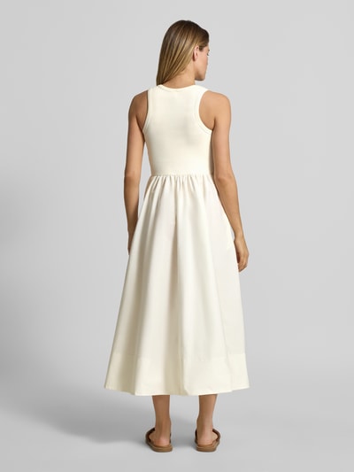 Vrouwenmodel draagt Midikleid met ronde hals Model 'MIRI' van YAS, katoen-elastaanmix, a-lijn, crèmekleurig, ruglengte 125 cm, borstwijdte 37 cm, volledige lichaamsweergave achterkant.